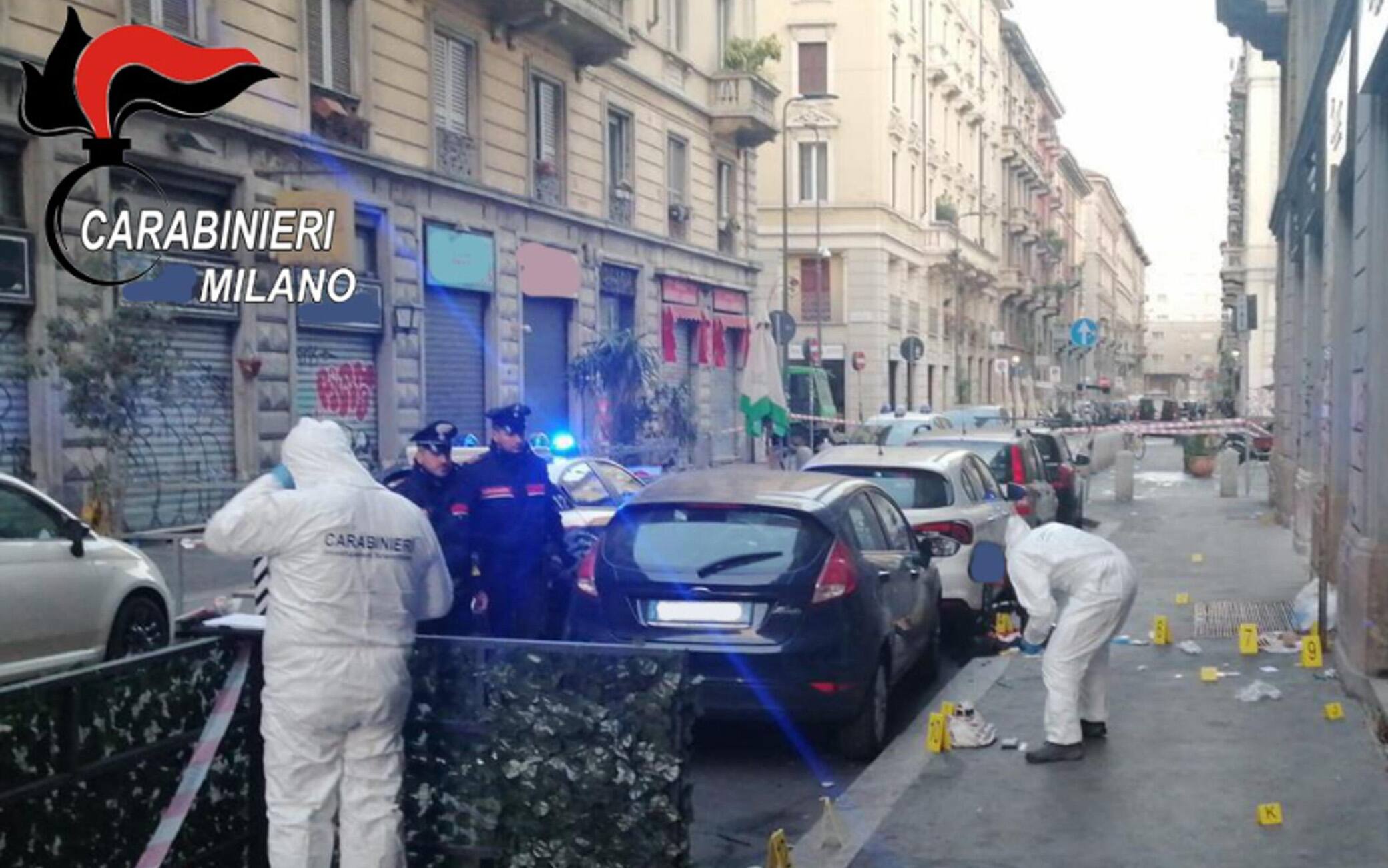 E' stato colpito al collo con un coccio di bottiglia, al culmine di una lite la notte scorsa in via Lazzaro Palazzi, zona di movida nel centro di Milano, e ora un somalo di 22 anni è ricoverato in pericolo di vita mentre il suo aggressore, un connazionale di 34 è stato arrestato dei carabinieri dalla Compagnia Duomo, 25 marzo 2022. ANSA/ UFFICIO STAMPA ++HO - NO SALES EDITORIAL USE ONLY++