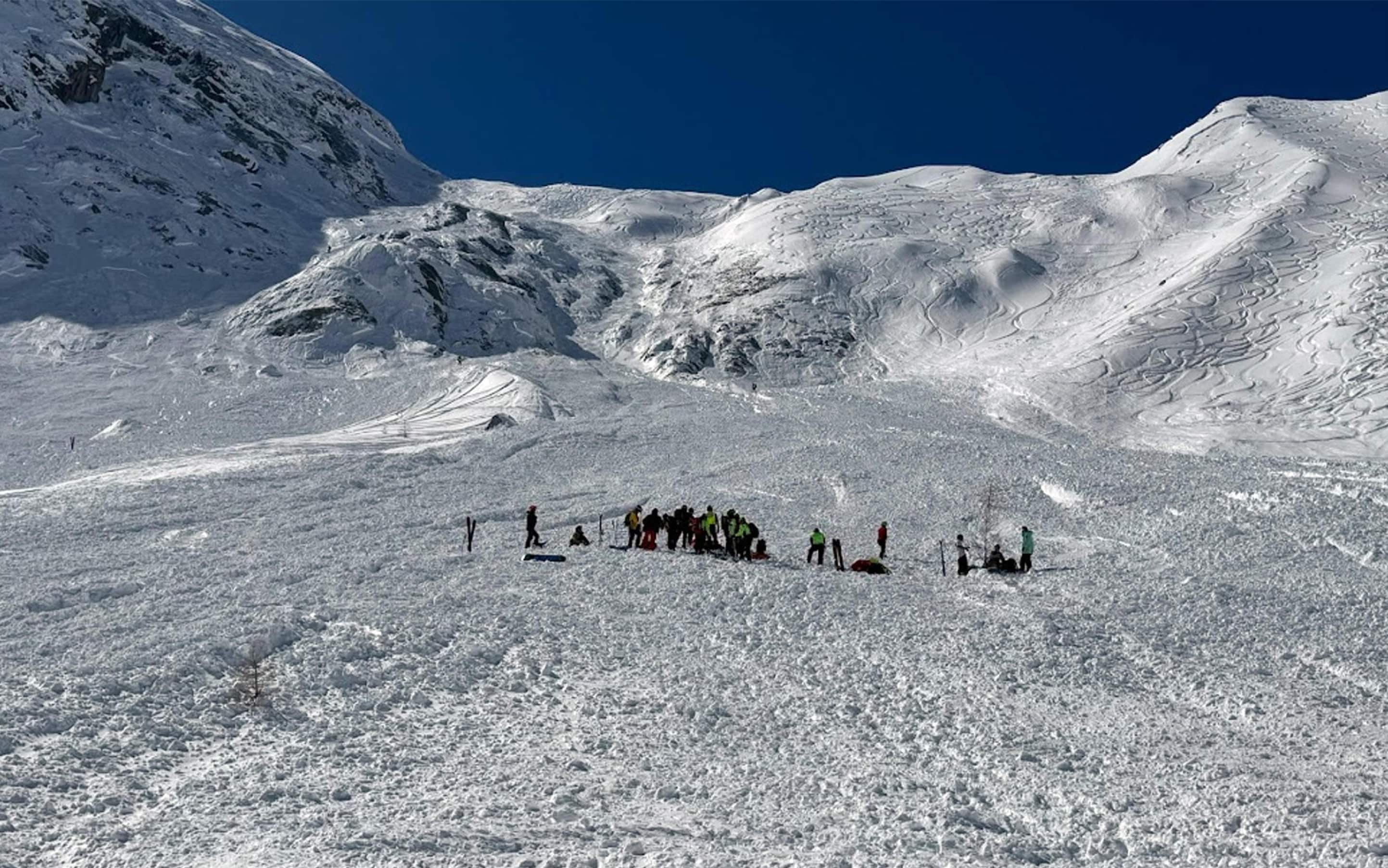 Il Soccorso alpino e speleologico del Trentino nella zona di Capanna Presena colpita da una valanga che ha causato la morte di uno dei trescialpinisti che ne erano stati travolti, 17 marzo 2025. Lo apprende l'ANSA.     NPK    ANSA / Ufficio stampa Soccorso alpino e speleologico del Trentino    +++ ANSA PROVIDES ACCESS TO THIS HANDOUT PHOTO TO BE USED SOLELY TO ILLUSTRATE NEWS REPORTING OR COMMENTARY ON THE FACTS OR EVENTS DEPICTED IN THIS IMAGE; NO ARCHIVING; NO LICENSING +++