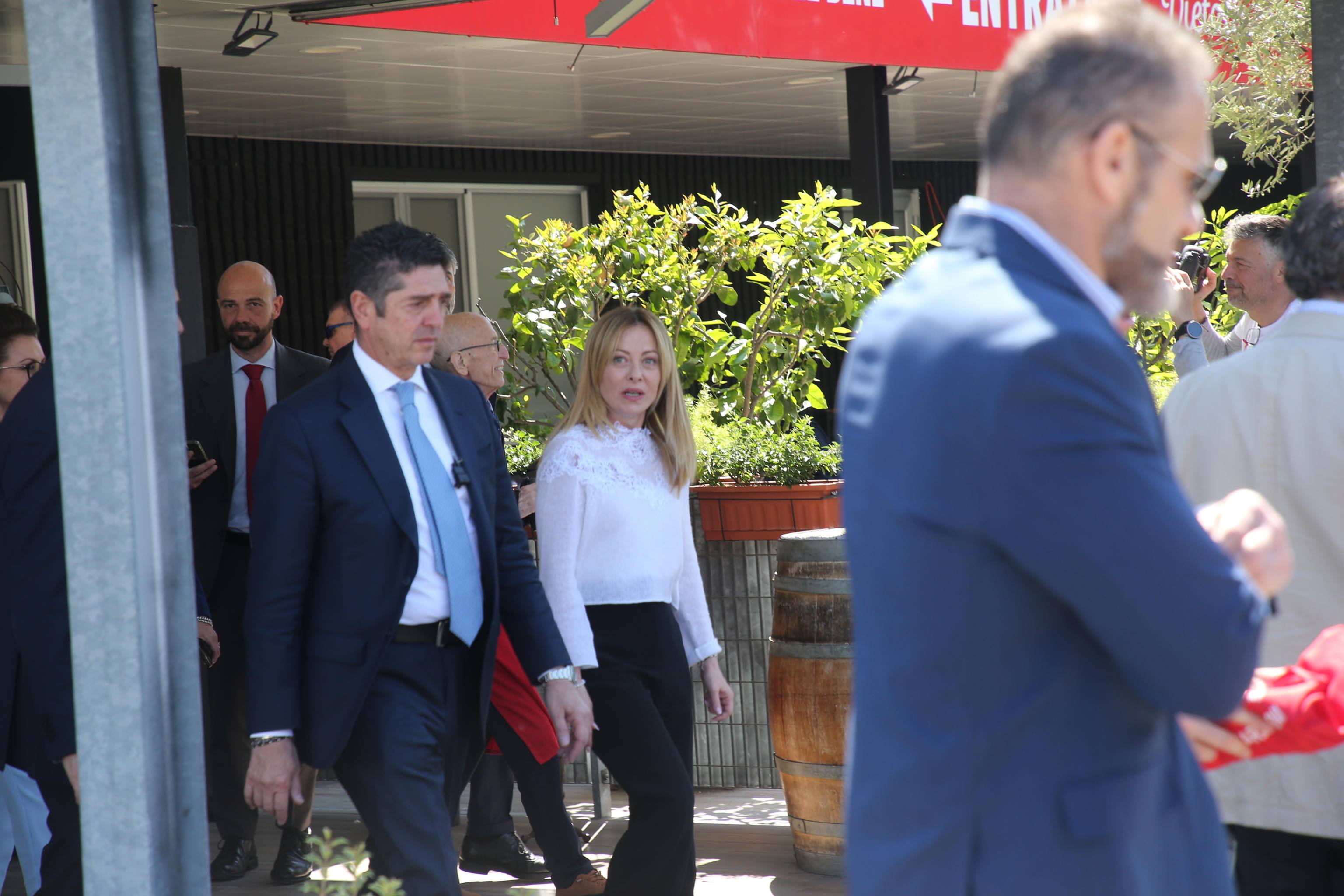 La presidente del Cosiglio, Giorgia Meloni, all 'uscita dal Ristorante di PizzAut, dopo aver incontrato lo staff formato da giovani autistici nel giorno della festa del lavoro, Monza, 1 maggio 2026. ANSA/FABRIZIO RADAELLI