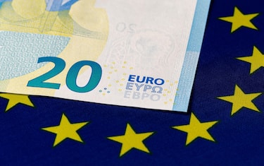 banconota da 20 euro e bandiera Ue