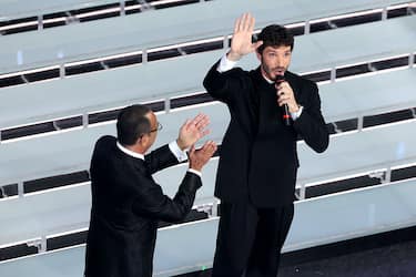 Carlo Conti ufficializza il nome del suo successore: Stefano De Martino sarà il presentatore e direttore artistico di Sanremo 2027