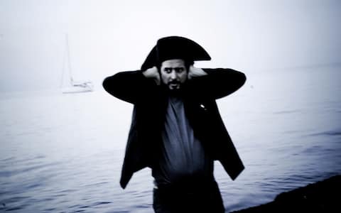 L'immagine di Vinicio Capossela diffusa oggi 24 febbraio 2011 per il lancio del suo nuovo album 'Marinai Profeti e balene', in uscita il 26 aprile a tre anni dal suo precedente lavoro 'Da solo', e del tour (prima tappa a Genova, al Teatro Carlo Felice il 27 aprile).
ANSA / 