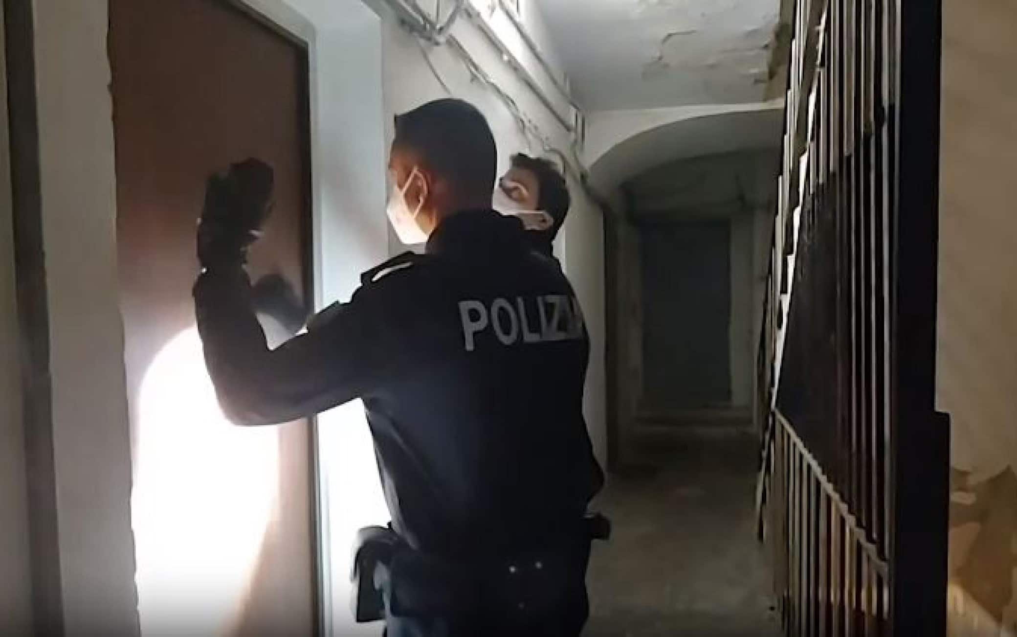 (FERMO IMMAGINE)Sedici misure cautelari, emesse dal Tribunale di Torino, sono state eseguite dalla polizia nei confronti di un gruppo di cittadini nigeriani sospettati di appartenere al sodalizio criminale di stampo mafioso denominato 'Eiye'. Sono accusati, oltre che di associazione per delinquere di stampo mafioso, di rapina, estorsione, lesioni e reati in materia di stupefacenti. Undici delle persone arrestate, durante l'operazione 'Bird man', sono state rintracciate in Italia. Secondo gli inquirenti i provvedimenti cautelari riguarderebbero "personaggi sospettati di rappresentare il vertice del livello nazionale dell'organigramma, direttamente incaricato delle nuove affiliazioni e della gestione dello spaccio di sostanze stupefacenti nelle varie piazze cittadine". Le indagini, avviate nel 2019, hanno consentito, attraverso intercettazioni e pedinamenti, di individuare i vertici nazionali degli 'Eiye', che si tenevano in costante e diretto contatto con i boss operanti in Nigeria. Gli investigatori sono riusciti a ricostruire la struttura dell'organizzazione, di tipo piramidale, che vede al proprio apice un 'World Ibaka', che avrebbe il controllo sulle sezioni locali chiamate 'Zone' e a loro volta guidate da un 'Zona Head'. Sulla piazza torinese, il sodalizio controllava e gestiva il commercio di sostanze stupefacenti in alcune aree, come corso Vigevano e piazza Baldissera, e più genericamente la zona della stazione ferroviaria di "Dora". Per l'operazione sono stati impiegati oltre cento uomini e oltre alla Squadra Mobile di Torino, l'attività ha coinvolto anche gli omologhi uffici delle Questure di Cuneo, Varese, Bergamo e Livorno. ANSA/POLIZIA ANSA PROVIDES ACCESS TO THIS HANDOUT PHOTO TO BE USED SOLELY TO ILLUSTRATE NEWS REPORTING OR COMMENTARY ON THE FACTS OR EVENTS DEPICTED IN THIS IMAGE; NO ARCHIVING; NO LICENSING NPK