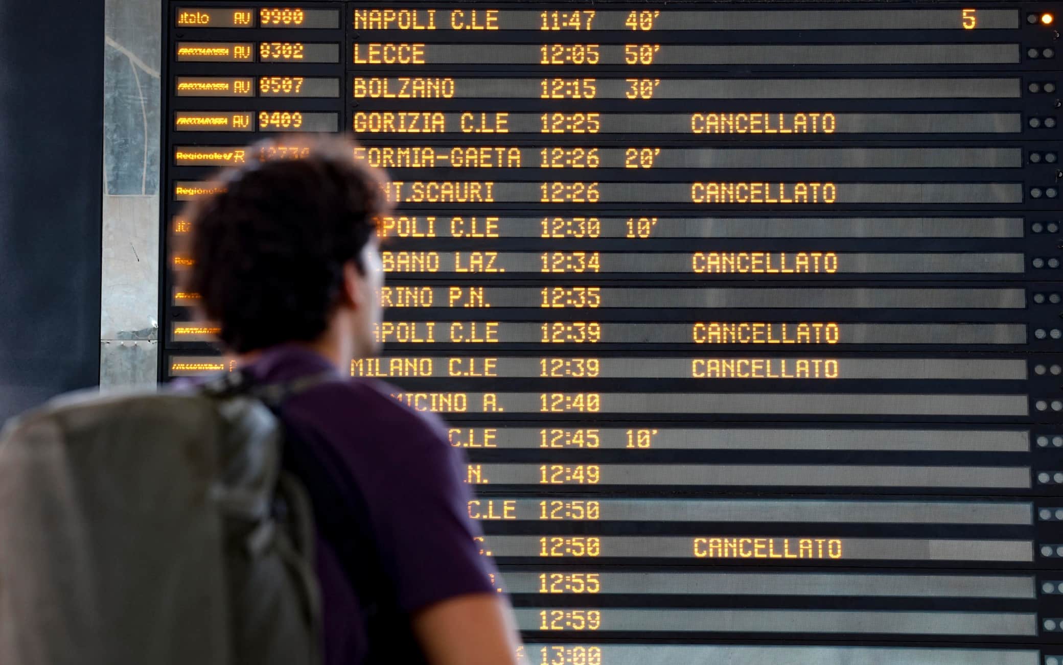 Passeggeri nella Stazione Termini durante lo sciopero del trasporto ferroviario proclamato dai sindacati autonomi Usb, Sgb, Roma, 5 settembre 2025. ANSA/FABIO FRUSTACI