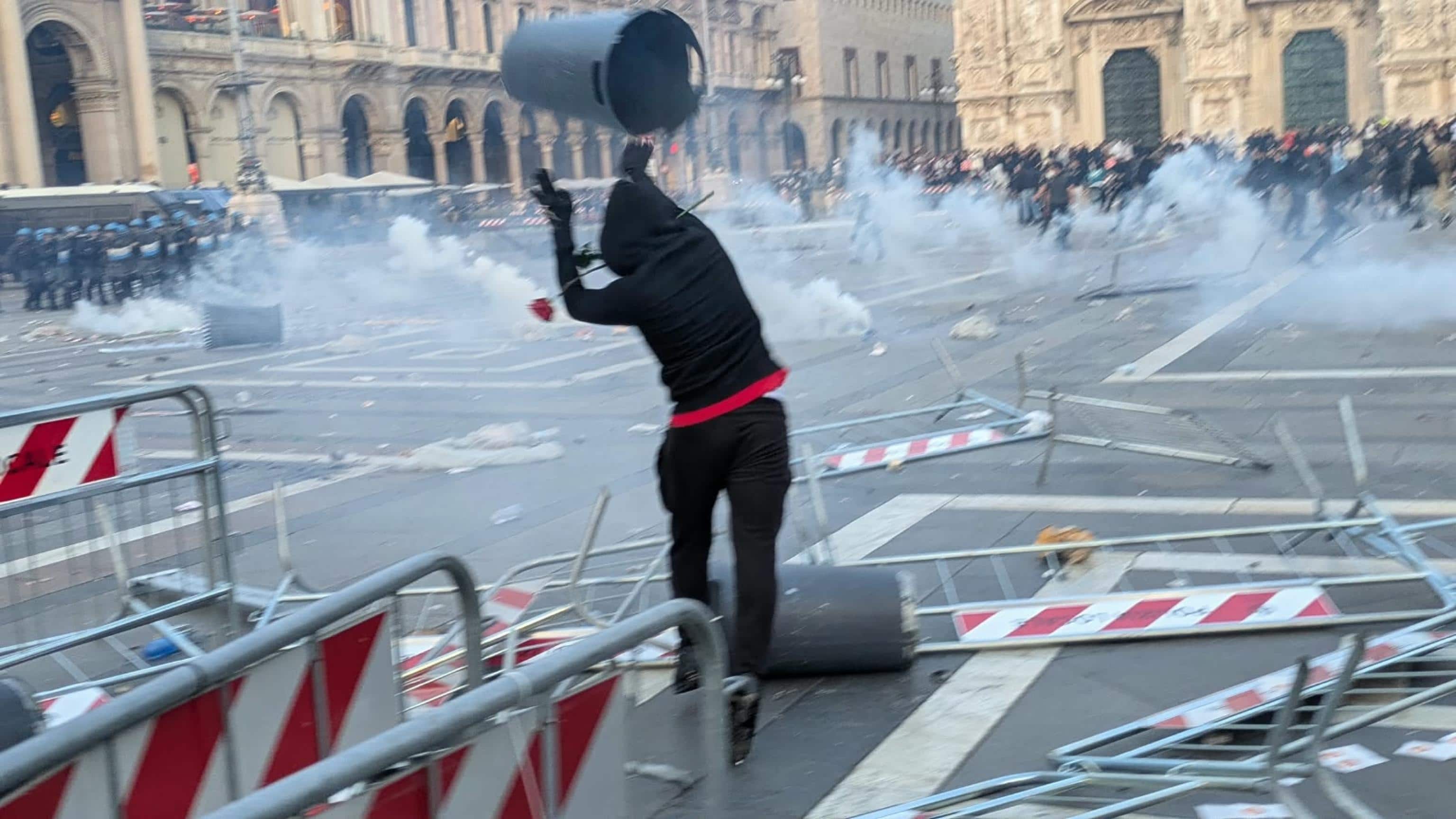 Momenti di tensione, in centro a Milano, tra via San Prospero e piazza Cordusio, dove per una decina di minuti la Polizia è stata bersagliata da gruppi di giovani                  vestiti di nero e con il volto coperto, Milano, 17 ottobre 2026. ANSA/ PAOLO SALMOIRAGO 