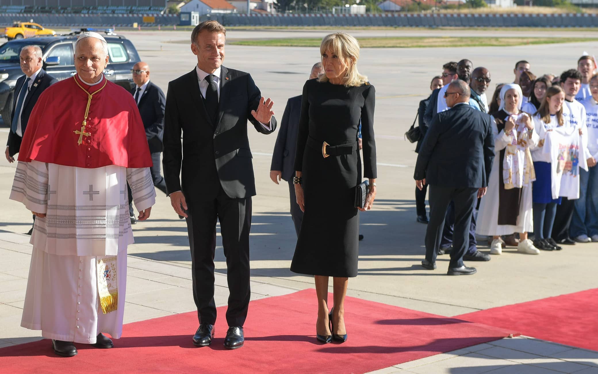 Papa Leone XIV all'aeroporto di Parigi Orly con Emmanuel e Brigitte Macron