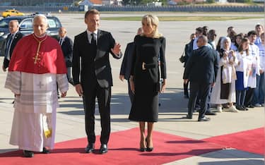IPA88948013 - Pope Leo XIV is welcomed by French President Emmanuel Macron and his wife Brigitte Macron at
Paris-Orly International Airport in Orly, France, on September 25, 2026, during his visit to France. //HARSIN_harsin0096/Credit:Isa Harsin/SIPA/2609251045