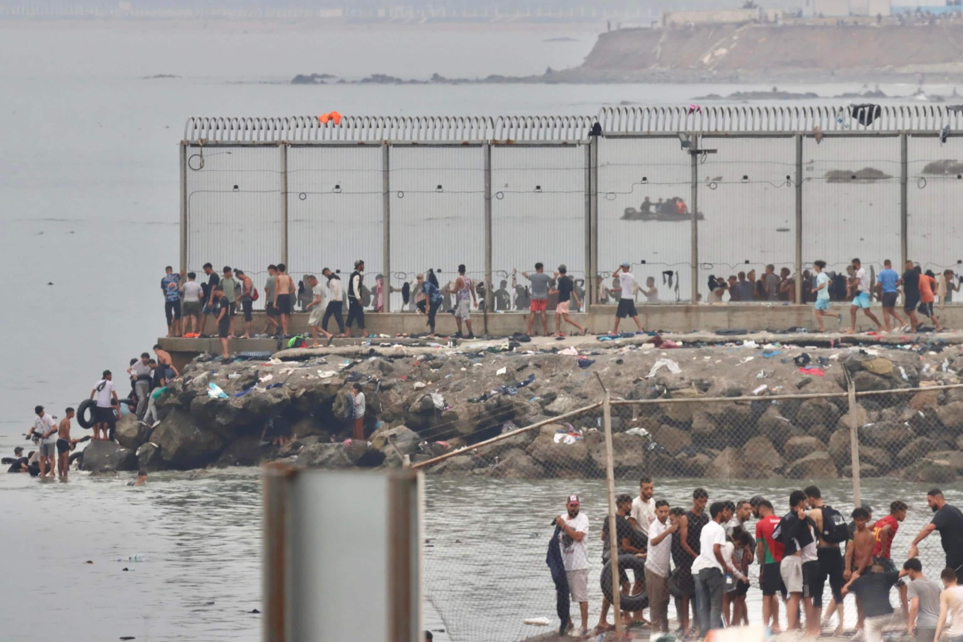 epa13143380 Hundreds of migrants who entered Ceuta irregularly return to Morocco via the border breakwater separating the Spanish autonomous city from the neighboring country, in Ceuta, Spain, 31 July 2026. Spain and Morocco agreed to their urgent return, according to Spain's Interior Ministry.  EPA/REDUAN DRIS
