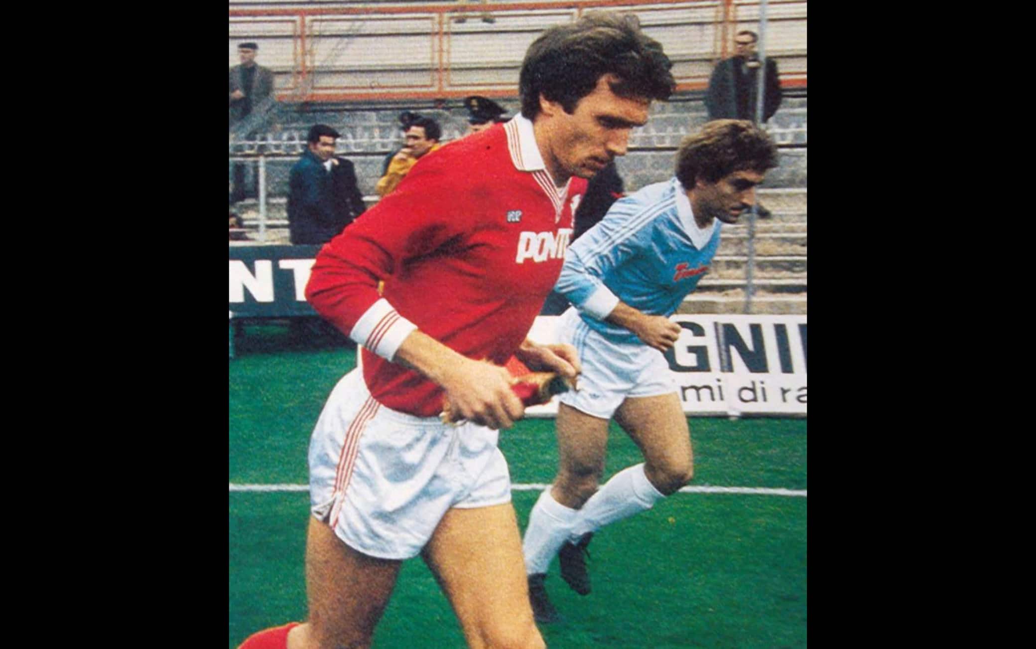 Frosio, capitano dei grifoni, prima di un Perugia-Lazio della stagione 1981-1982, assieme al collega biancoceleste Fernando Viola.Lutto nel mondo del calcio, è morto nella notte a 73 anni Pierluigi Frosio, ex capitano del Perugia dei miracoli e poi allenatore. ANSA/WIKIPEDIA+++EDITORIAL USE ONLY - NO SALES+++