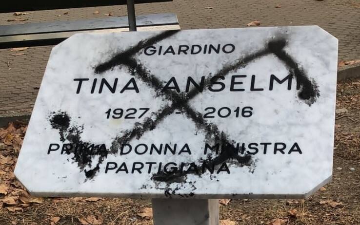 La svastica sulla lapide dedicata a Tina Anselmi a Torino