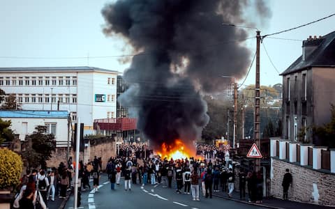 IPA89183690 - Le 1er octobre 2026, a Brest, en France, des lyceens du campus Kerichen, qui regroupe les lycees La Perouse-Kerichen, Jules Lesven et Vauban, participent a une manifestation lyceenne dans les rues de Brest.
Feu allume devant le lycee Jules Lesven lors de la mobilisation lyceenne.
On October 1, 2026, in Brest, France, high school students from the Kerichen campus, which includes La Perouse-Kerichen, Jules Lesven and Vauban high schools, take part in a student protest through the streets of Brest.A fire burns outside Jules Lesven high school during the student protest.//PICAUDJUSTIN_P0097/Credit:Justin Picaud/SIPA/2610011735