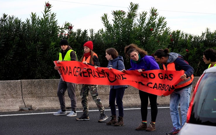 Blocco del Grande Raccordo Anulare a Roma da parte degli attivisti di Ultima Generazione. Questa volta lo stop al Gra è avvenuto all'altezza di Settebagni da parte di 11 persone, 9 Novembre 2022. ANSA/UFFICIO STAMPA


+++ ANSA PROVIDES ACCESS TO THIS HANDOUT PHOTO TO BE USED SOLELY TO ILLUSTRATE NEWS REPORTING OR COMMENTARY ON THE FACTS OR EVENTS DEPICTED IN THIS IMAGE; NO ARCHIVING; NO LICENSING +++NPK+++