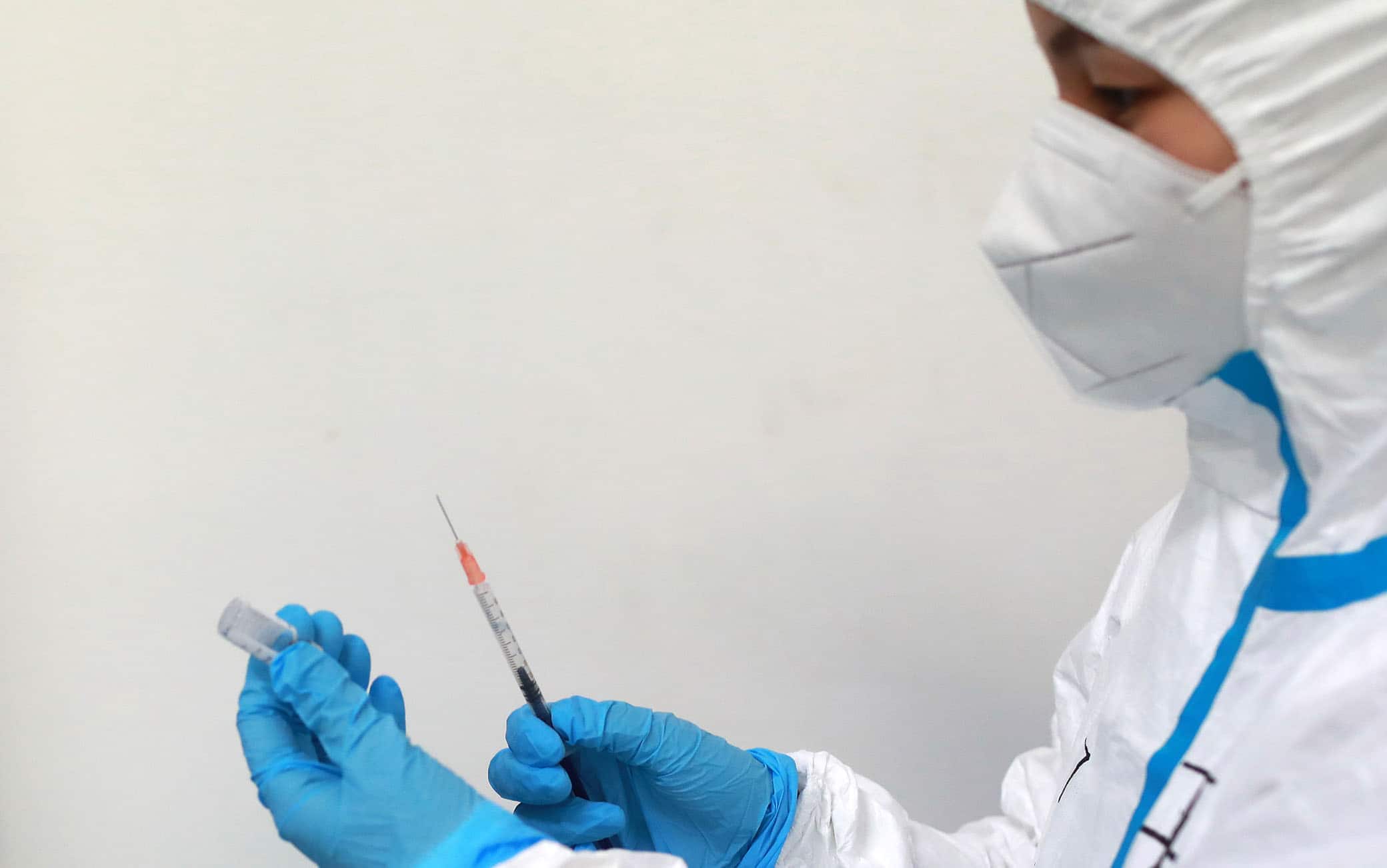 220 volunteers from Wuhan get vaccinated with the new coronavirus vaccine which is in a human clinical trial phase II in Wuhan, Hubei, China on April 15, 2020.  (Photo by Top Photo/Sipa USA) (Wuhan - 2020-04-15, Top Photo / IPA) p.s. la foto e' utilizzabile nel rispetto del contesto in cui e' stata scattata, e senza intento diffamatorio del decoro delle persone rappresentate