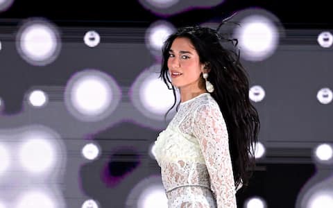 dua-lipa-compie-30-anni-la-carriera-e-cosa-sapere-sulla-cantante-foto