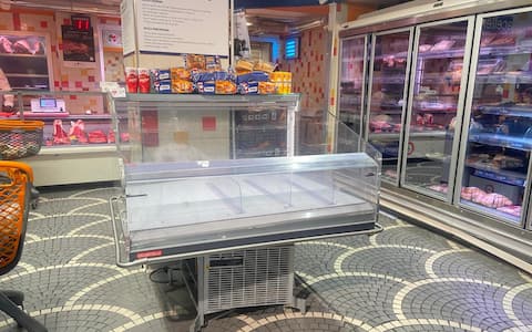 Scaffali vuoti in un supermercato a Napoli, 19 ottobre 2026.  ANSA/Roberta Celot