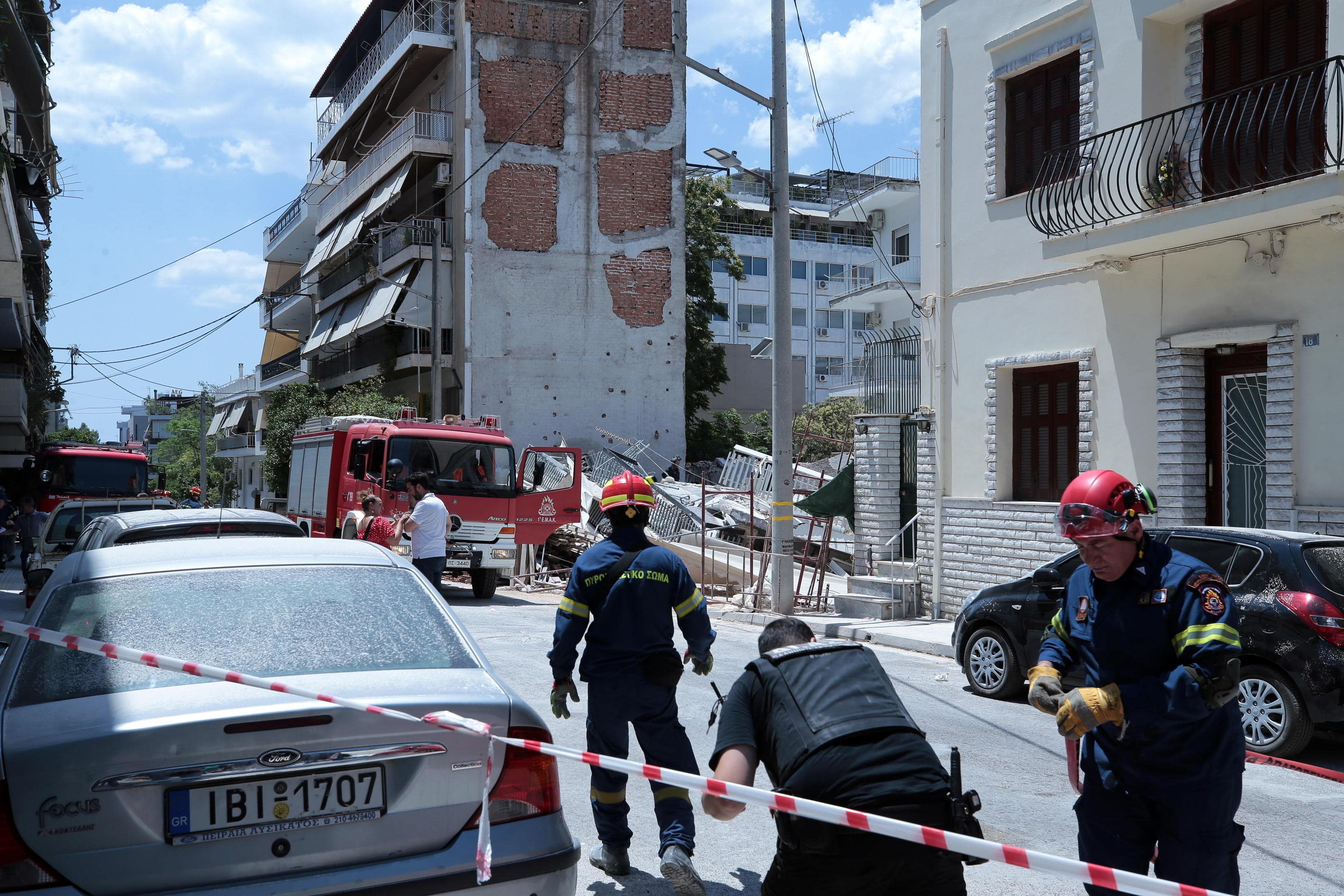 epa13075057 A cordoned-off area where an apartment building collapsed on Alkminis Street in the Petralona district of Athens, Greece, 30 June 2026. The Fire Department mounted a search-and-rescue operation on 30 June following the collapse of an apartment building in the Petralona district in central Athens at 22 Alkminis Street. A force of 30 firefighters with eight fire engines, the 1st EMAK unit, and two specially trained search-and-rescue dogs are taking part in the operation. Assistance is also being provided by the Hellenic Police, ambulance service, the public gas company, and the electricity grid operator.  EPA/ALEXANDROS VLACHOS