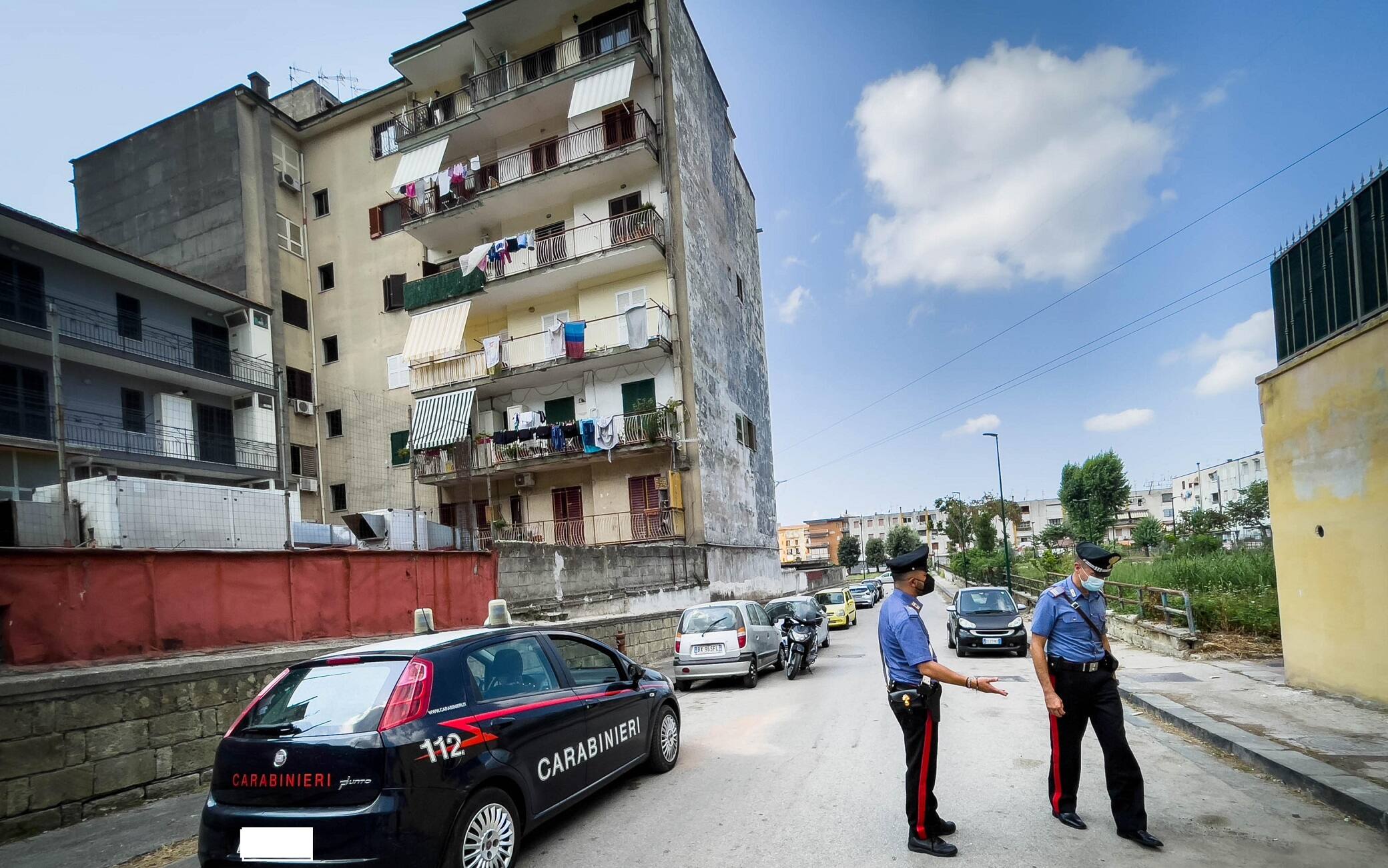 I carabinieri sul luogo dell'agguato, Napoli, 20 agosto 2021. Un giovane di 25 anni è stato ucciso la notte scorsa a Napoli. Si tratta di Antonio Zarra, già noto alle forze dell'ordine. Secondo quanto ricostruito dai carabinieri, Zarra era in auto in via Jacopo Carrucci, nel quartiere Pianura, quando sono arrivate alcune persone che hanno sparato contro di lui numerosi diversi di arma da fuoco. Portato da alcuni conoscenti al pronto soccorso dell'ospedale San Paolo, è deceduto a causa delle ferite riportate. 7 i proiettili che lo avrebbero colpito. ANSA/ CESARE ABBATE
