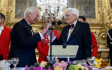 epa12021472 A handout photo made available by the Quirinale Palace Press office shows Italian President Sergio Mattarella (R) with King Charles III (L), during the State Banquet at the Quirinale Palace in Rome, Italy, 09 April 2025.  EPA/PAOLO GIANDOTTI / QUIRINALE PALACE PRESS OFFICE HANDOUT           HANDOUT EDITORIAL USE ONLY/NO SALES