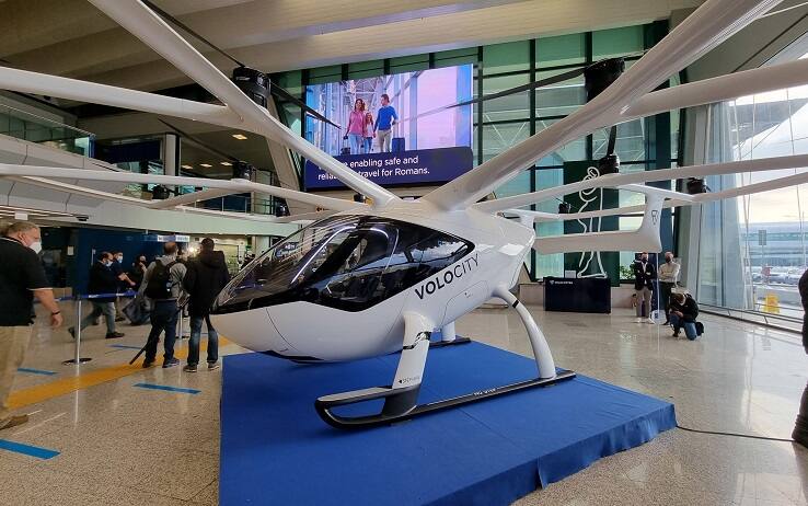 L'Italia si posiziona in prima linea, a livello europeo, per lo sviluppo della mobilità urbana aerea del futuro: nell'aeroporto di Fiumicino arriva l'aerotaxy Volocity, una innovativa macchina del cielo, completamente elettrica, in grado di trasportare merci e persone, 27 ottobre 2021. La nuova tecnologia verra' presentata oggi nell'ambito di un convegno sulla Urban Air Mobility, a cui prenderanno parte rappresentanti del Governo, dell'ENAC, di ADR, Volocopter e Atlantia, le aziende che stanno promuovendo questo pezzo di futuro. L'aerotaxy resterà esposto a Fiumicino fino al 30 ottobre e successivamente arriverà in centro città, a Piazza san Silvestro a Roma, dal 2 al 5 novembre.
ANSA/ TELENEWS