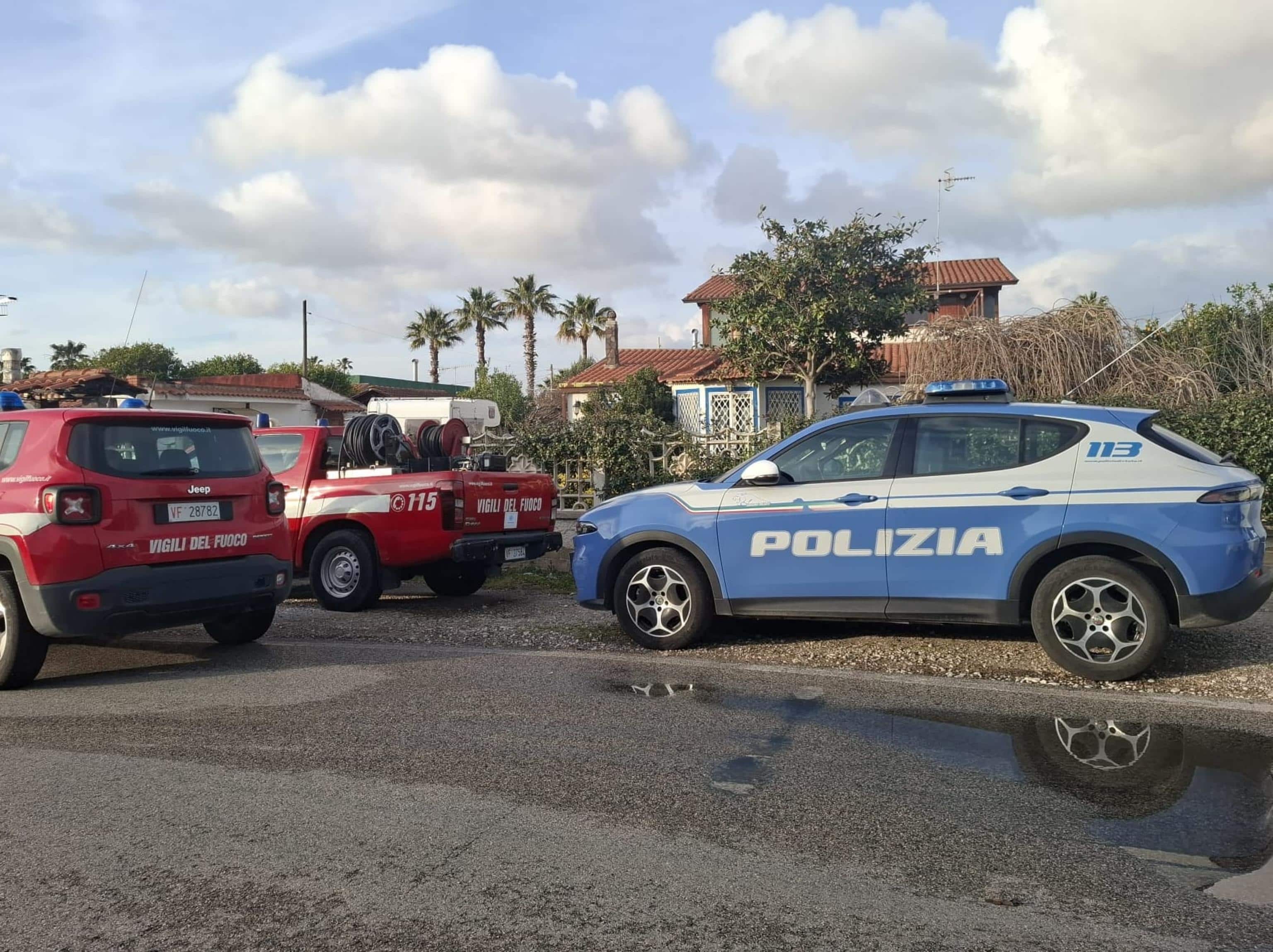 Il cadavere di una donna di 65 anni è stato rinvenuto all'interno di un'abitazione in via Cuma, alla periferia di Pozzuoli. Sul posto sono giunti gli agenti del commissariato di polizia e i i vigili del fuoco, Napoli 14 marzo 2026. ANSA