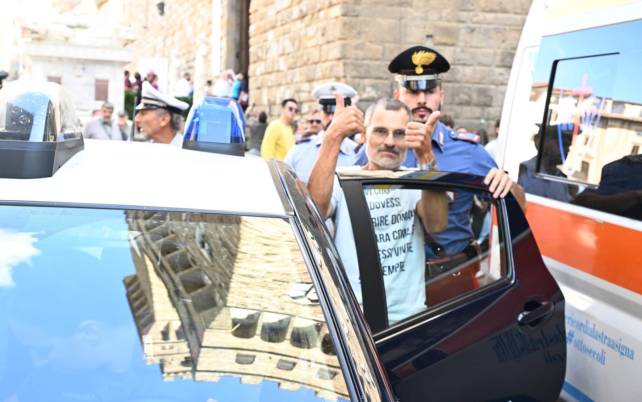 Forze dell'ordine portano via il manifestante salito nudo e con scritto, sul corpo, 'Censurato',  stamani sulla statua di Ercole e Caco sull'arengario di Palazzo Vecchio, in piazza della Signoria a Firenze, 24 Settembre 2023. ANSA/CLAUDIO GIOVANNINI