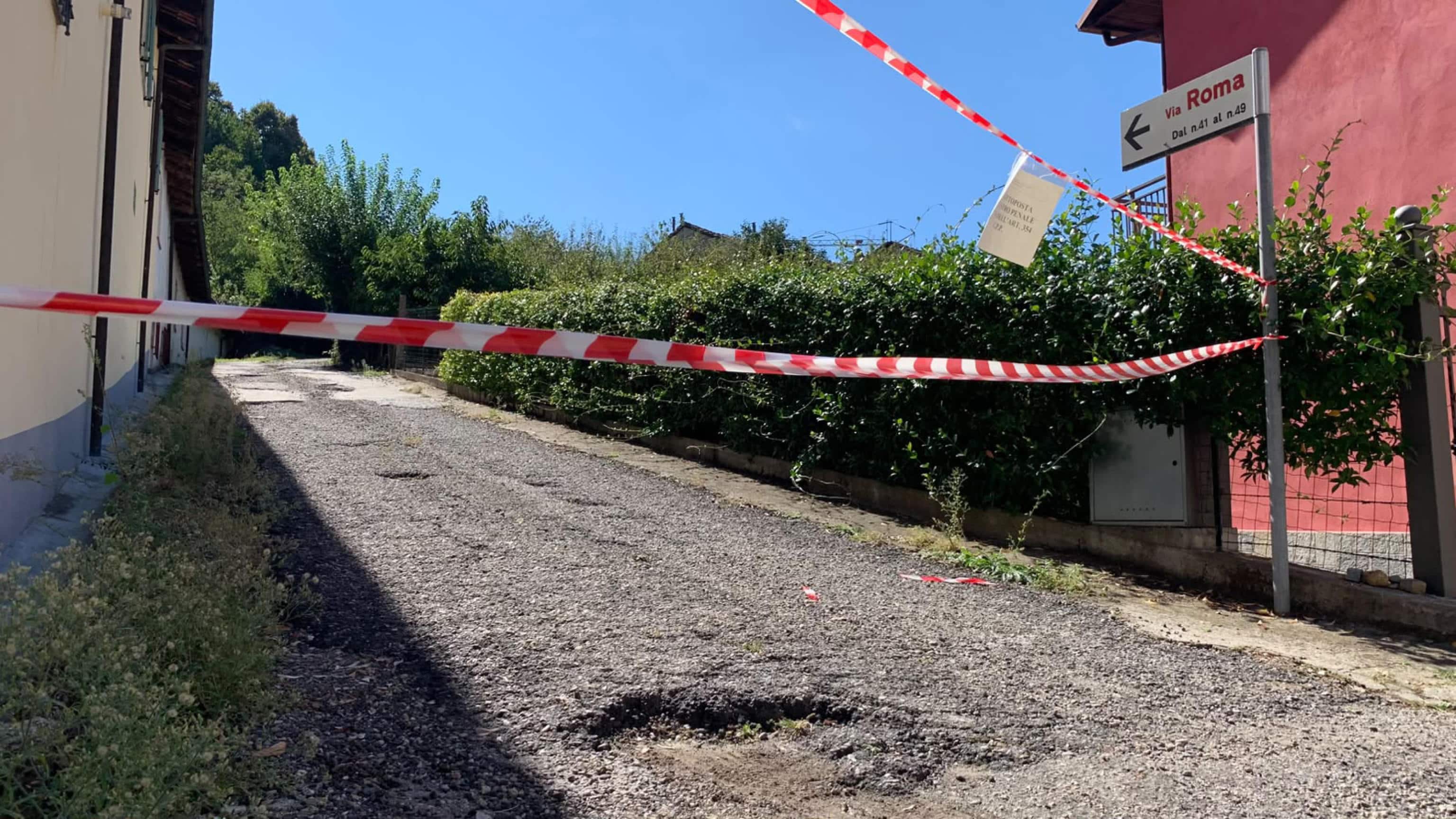 La via infondo alla quale si trova la cascina, in cui un 35enne ha sparato, uccidendolo, a un ladro sorpreso assieme ad alcuni complici nel cortile di casa, Baldissero D'Alba (Cuneo), 20 settembre 2026. ANSA/MATTEO GARNERO
