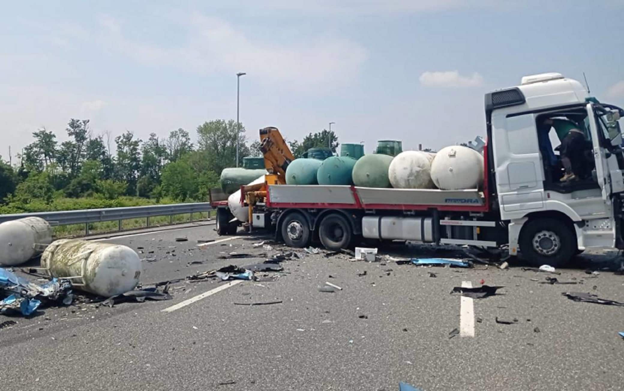 Il luogo dell'incidente stradale avvenuto nel Milanese, sull'autostrada A4 fra Rho e la barriera di Milano Ghisolfa, con un bilancio di due morti e tre feriti, 08 giugno 2023. Quattro i veicoli coinvolti: due mezzi pesanti e due automobili. Le due persone decedute erano in auto insieme. 
ANSA/ SERGIO PONTORIERO