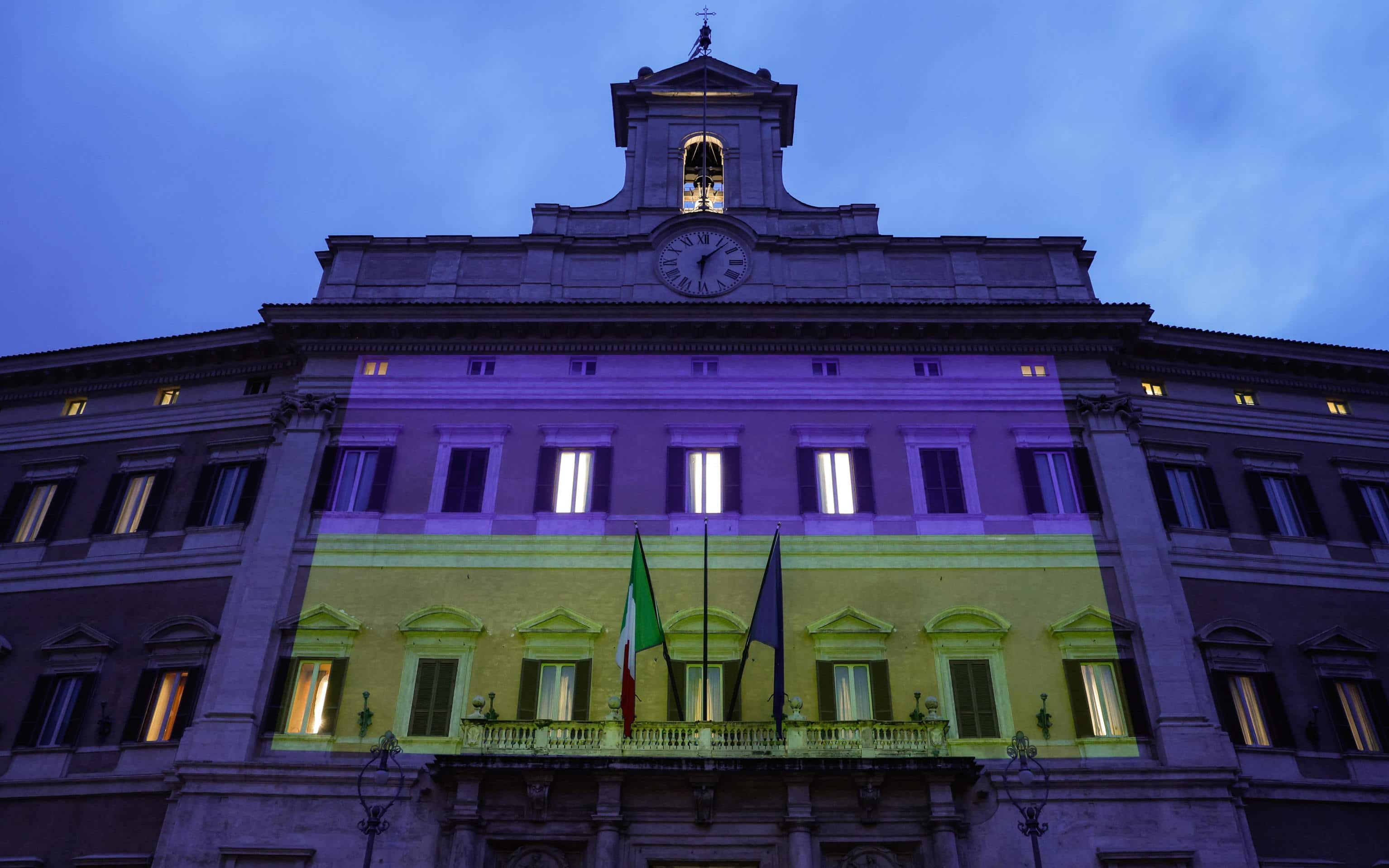 Palazzo Montecitorio illuminato con i colori della bandiera Ucraina nel terzo anniversario dell'invasione Russa, Roma, 24 Febbraio 2025. ANSA/GIUSEPPE LAMI