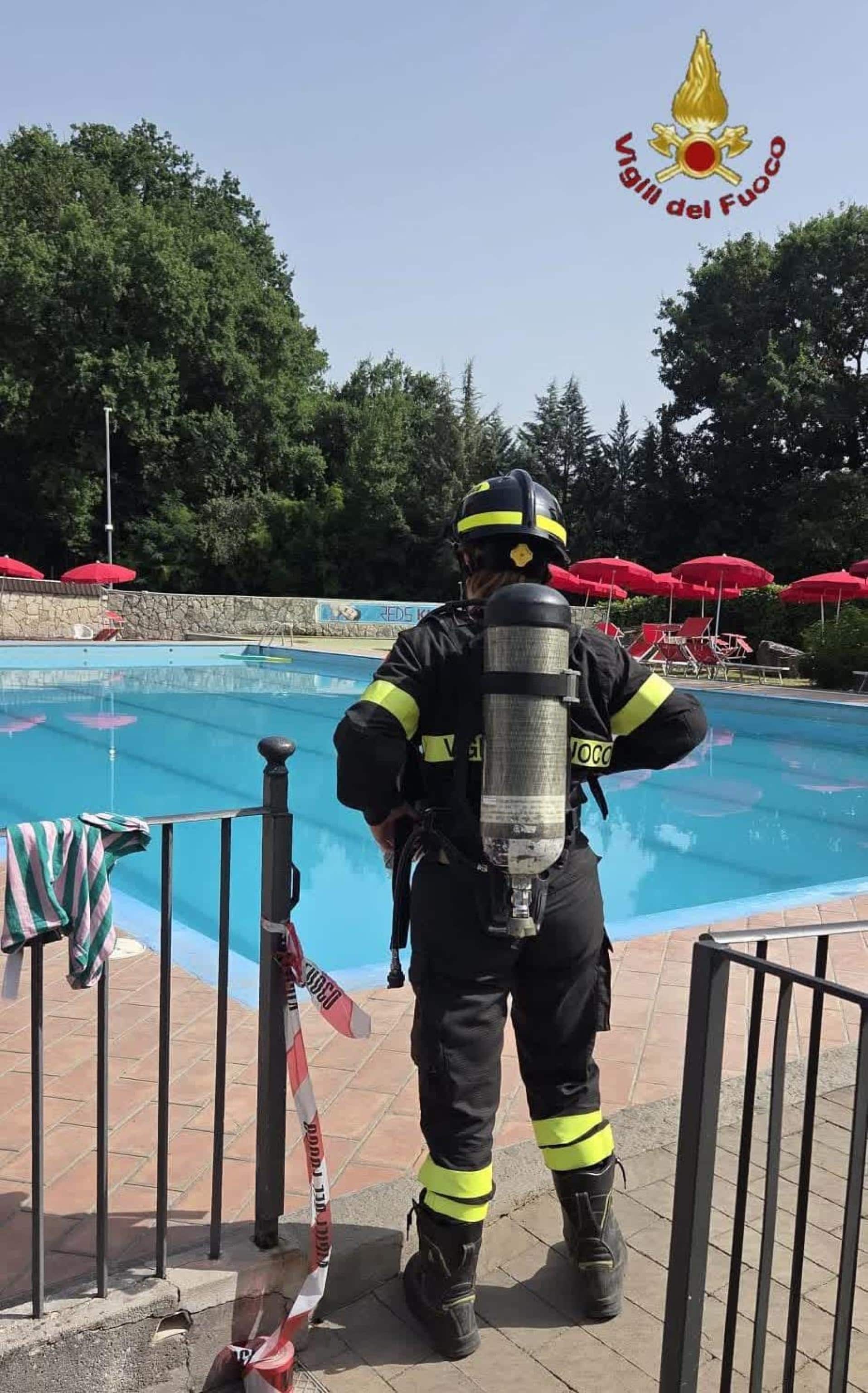 La piscina di un circolo sportivo a Mentana, alle porte di Roma, dove otto persone sono rimaste intossicate a causa delle esalazioni di cloro, tra cui un bimbo di 5 anni trasportato in ospedale in codice rosso, Mentana, 19 luglio 2026. ANSA/Ufficio stampa Vigili del fuoco +++ UFFICIO STAMPA VIGILI DEL FUOCO +++ FOTO NON IN  VENDITA - DA USARE SOLO PER FINI GIORNALISTICI  +++ NPK +++