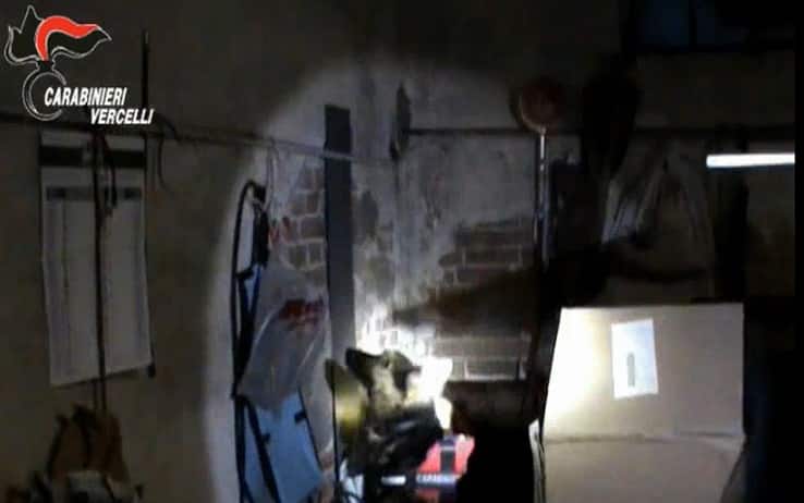 Coltelli, pugnali, machete di grosse dimensioni, ma anche un revolver ad aria compressa e una carabina calibro 9 detenuta illegalmente. Con tanto di munizioni. E' un vero e proprio arsenale quello trovato dai carabinieri nelle abitazioni di quattro giovani - residenti tra Santhià, Alice Castello e Cavaglià -, che sono stati denunciati. Facevano parte di una banda di una decina di ragazzi, per lo più stranieri, protagonisti di un video girato in un condominio di Santhià in cui alcuni di loro, incappucciati, impugnano pistole, banconote e bustine di stupefacente, 5 Maggio 2022. ANSA/US CARABINIERI VERCELLI