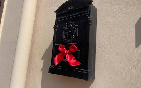 Fiocchi, nastri, rose e palloncini rossi posizionati su balconi, porte e cancelli di tutte le case di via de Pietro e delle strade che conducono dall'abitazione della famiglia Isceri alla chiesa Maria Regina di Squinzano (Lecce), dove si celebreranno i funerali di Lorena Isceri, la 45enne uccisa nei giorni scorsi a Firenze dell'ex compagno. L'iniziativa è dei vicini di casa della famiglia della vittima. Su alcuni muri di abitazioni ci sono anche fiori rossi con la foto di Lorena, Squinzano 9 settembre 2026. ANSA/ISABELLA MASELLI