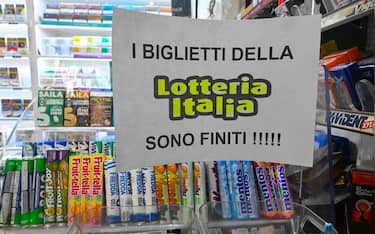 In una tabaccheria al centro di Napoli un cartello avvisa che i biglietti della Lotteria Italia sono finiti. 5 GENNAIO 2026 . ANSA/ CIRO FUSCO