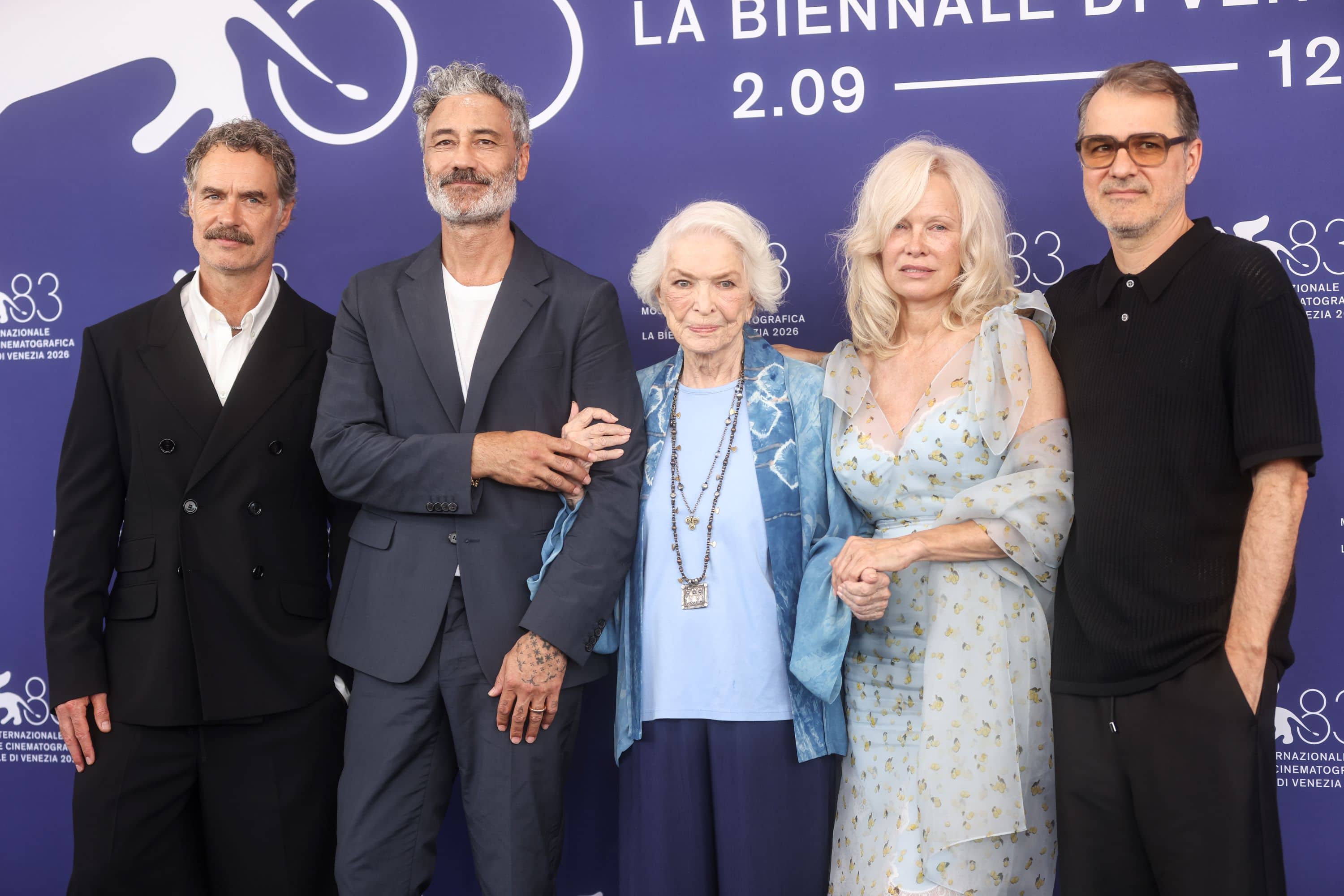 Il cast di Place to Be al photocall di Venezia 83