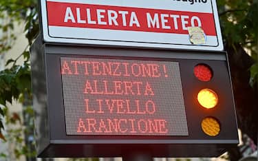 A causa dell'allerta arancione per pioggia e temporali molti comuni, tra cui Genova, Savona, La Spezia hanno emanato ordinanze di chiusura delle scuole di ogni ordine e grado. Genova, 17 ottobre 2024. ANSA/LUCA ZENNARO