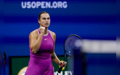 epa11592373 Aryna Sabalenka of Belarus gestures as she plays against Jessica Pegula of the US during their women's singles final match of the US Open Tennis Championships at the USTA Billie Jean King National Tennis Center in Flushing Meadows, New York, USA, 07 September 2024.  EPA/JOHN G. MABANGLO