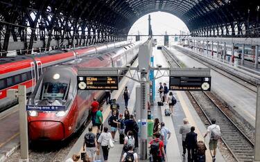 Disagi per i passeggeri a causa dello sciopero dei treni in stazione centrale a Milano, 13 luglio 2023. ANSA/MOURAD BALTI TOUATI (treno, stazione, larga, passeggeri, generica, simbolica, vacanze, valigie, pendolari, ferie, viaggio, partenze)