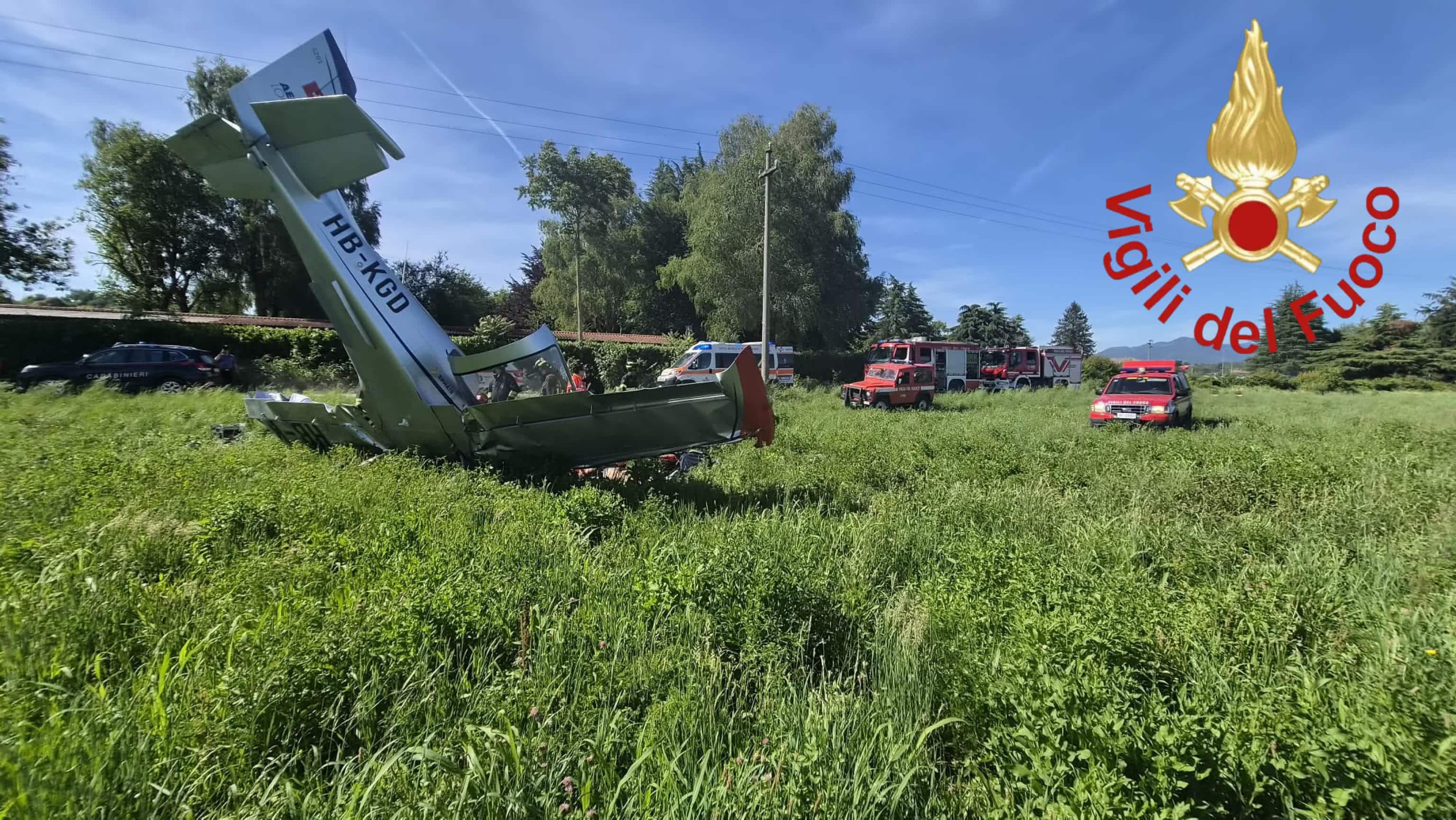 Un aereo da turismo a due posti caduto attorno alle 16.30 in un campo nei pressi del centro sportivo di Lurate Caccivio (Como), con i due occupanti - due uomini di 55 e 66 anni - che secondo le prime informazioni sarebbero in condizioni gravissime, Lurate Caccivio, 13 giugno 2026. ANSA/Ufficio stampa Vigili del fuoco +++ UFFICIO STAMPA VIGILI DEL FUOCO +++ FOTO NON IN  VENDITA - DA USARE SOLO PER FINI GIORNALISTICI  +++ NPK +++