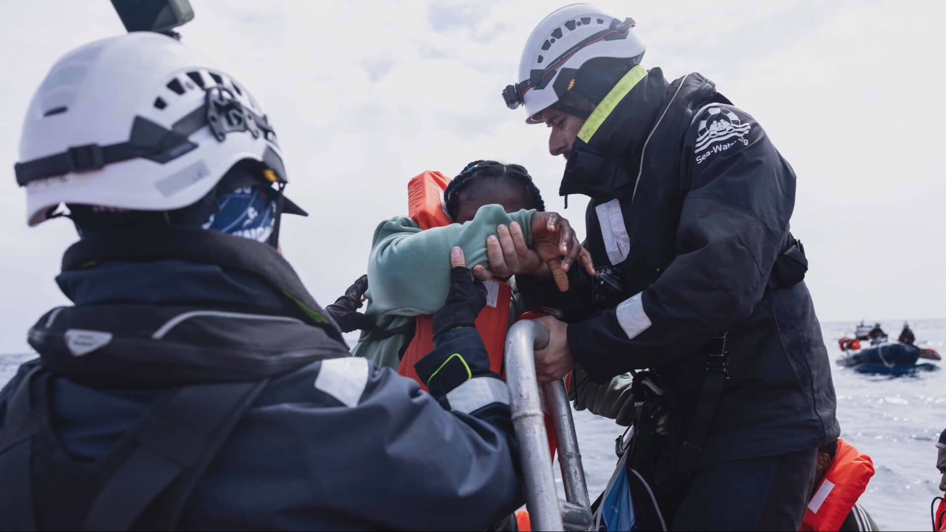 Bambina soccorsa dopo naufragio da Sea Watch 
