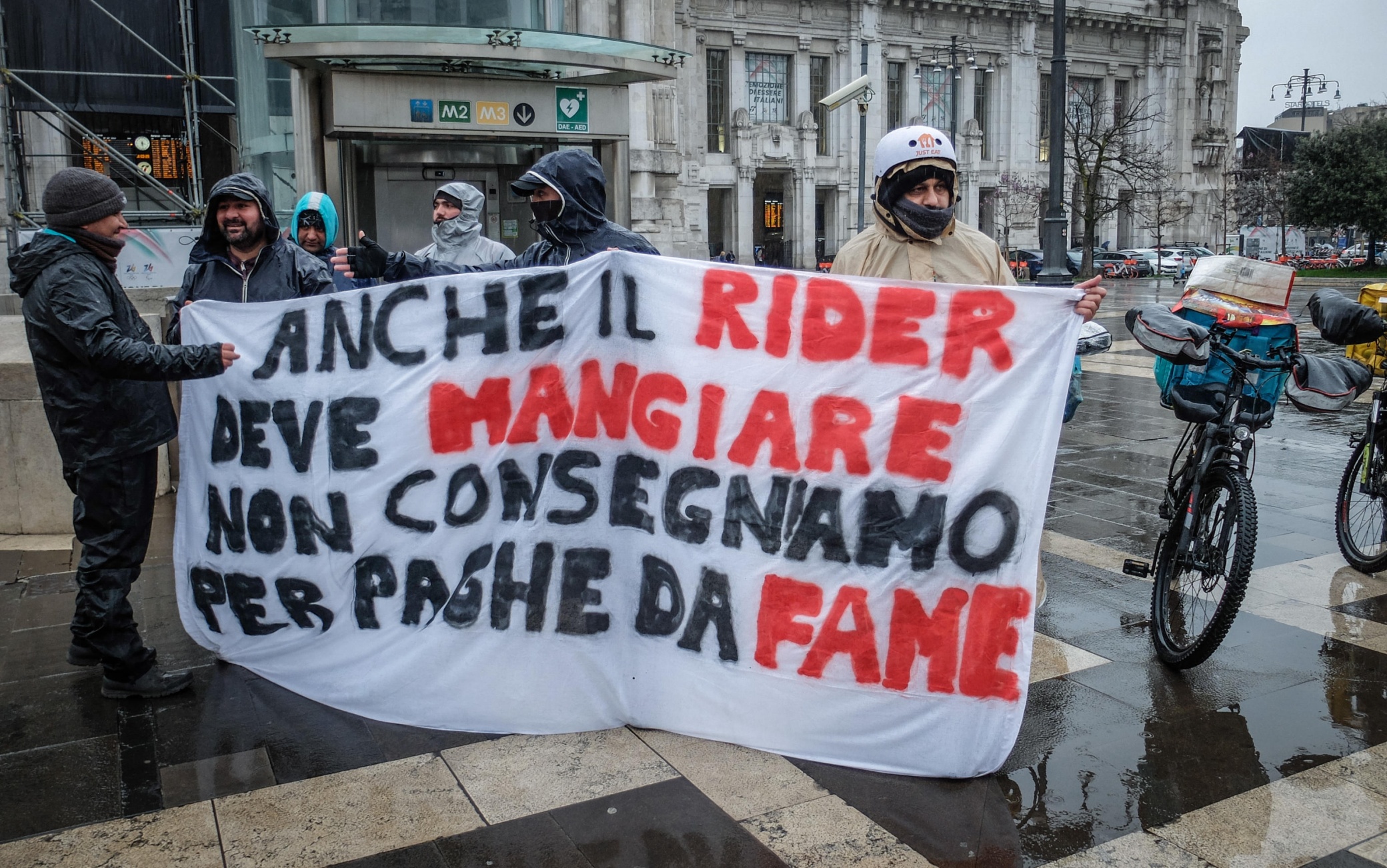 Manifestazione rider Glovo e Deliveroo in tutta Italia: '10 ore al ...