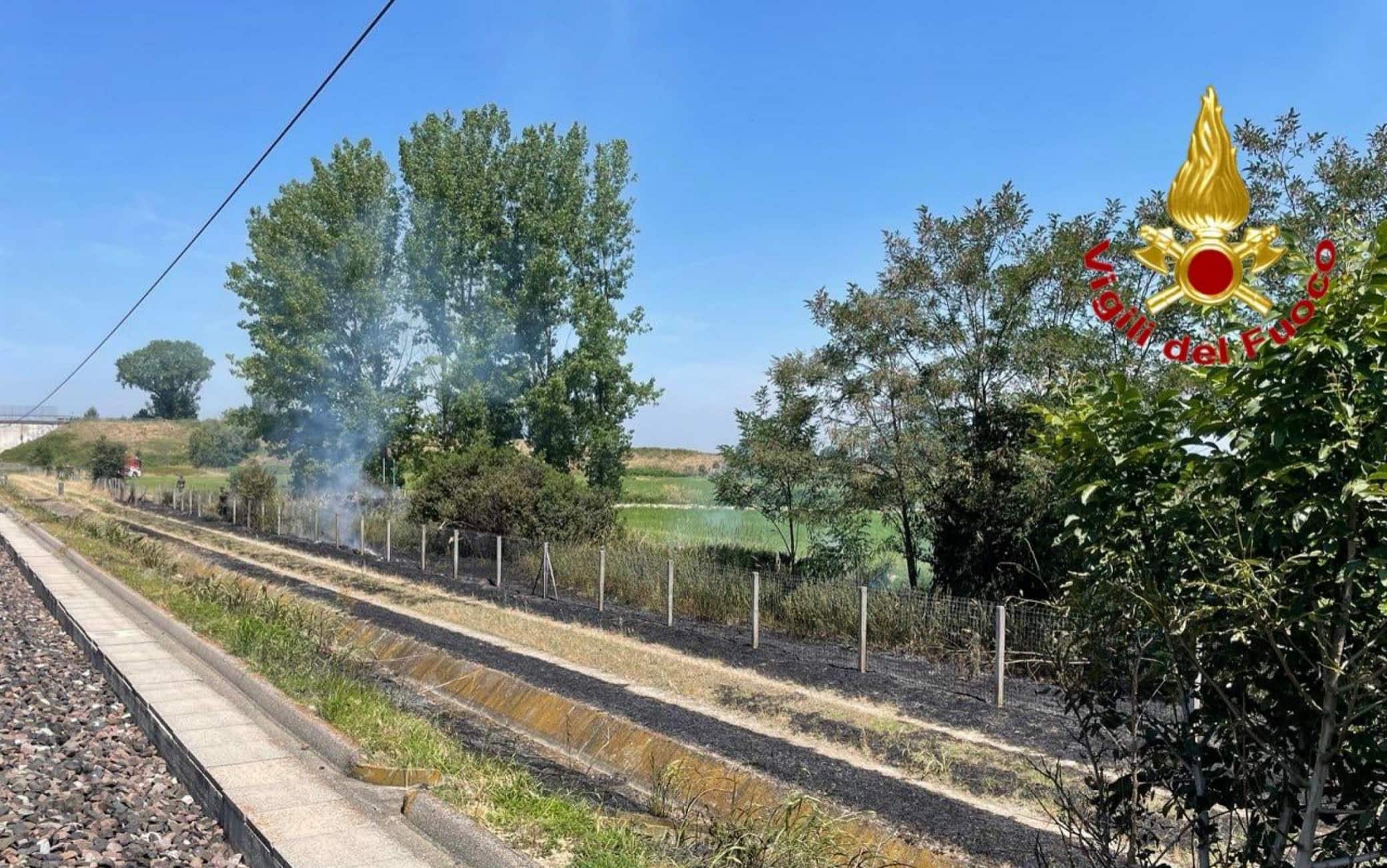 L'incendio di sterpaglie a Livraga, nel Lodigiano