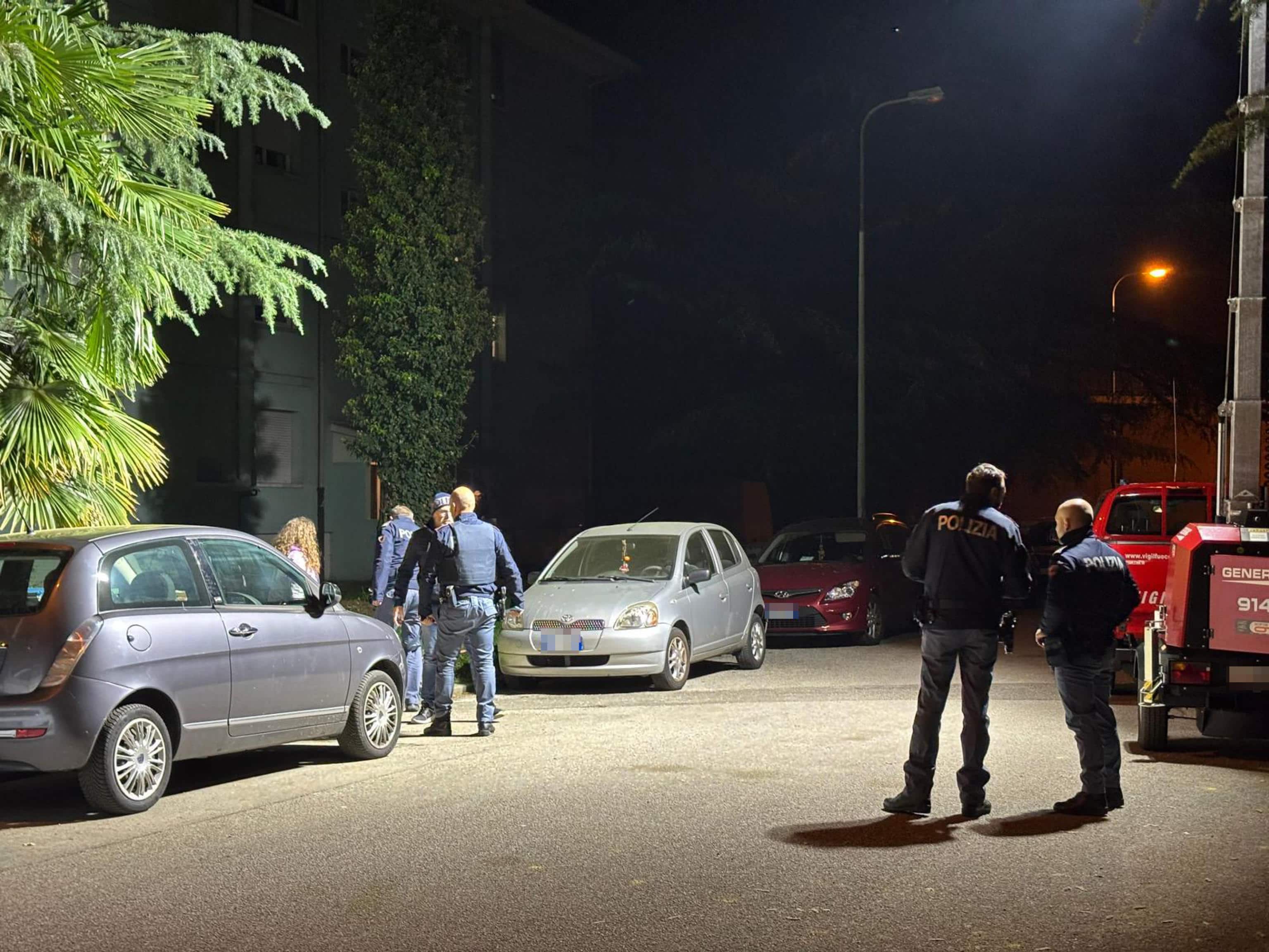 Una sparatoria è avvenuta in via della Roggia, non lontano dalla sede della Regione Fvg, e tre persone sono rimaste ferite, due delle quali in maniera molto grave, Udine, 11 novembre 2025. Tutti e tre i feriti sono stati soccorsi e sono ricoverati all'ospedale Santa Maria della Misericordia. Sul posto, tra i primi ad arrivare, sono stati gli operatori sanitari della Sores, e le forze dell'ordine. Le indagini vengono condotte dalla Polizia.
ANSA