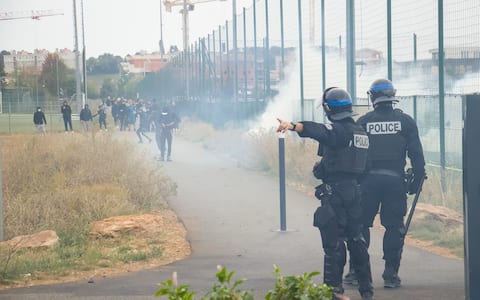 IPA89186901 - - les forces de l'ordre (police, gendarmerie, CRS) lancent des grenades lacrymogènes sur des lycéens au milieu des terrains de football de l'OL Training Center, le centre de formation de l'Olympique Lyonnais

Lyon, Rhône, France — October 1, 2026. Demonstrations linked to the ongoing high-school mobilization were reported near the Lyon education authority, at 92 rue de Marseille in Lyon’s 7th arrondissement. The rectorate is the headquarters of the Lyon education authority, which oversees schools in the Rhône, Loire and Ain departments. Nationally, the high-school movement intensified on October 1, with hundreds of actions reported across France; in the Rhône, the prefecture counted five middle schools among 36 mobilized establishments. //NEIRDAPROD_SIPA.00078/Credit:Adrien Pittore/SIPA/2610011952