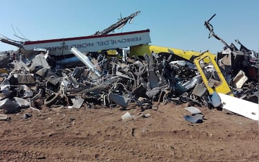 Le operazioni di rimozione dei rottami dei due treni regionali coinvolti nell'incidente ferroviario avvenuto ieri tra le campagne di Andria e Corato, 13 luglio 2016. ANSA/ MATTEO GUIDELLI