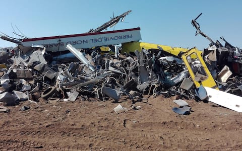 Le operazioni di rimozione dei rottami dei due treni regionali coinvolti nell'incidente ferroviario avvenuto ieri tra le campagne di Andria e Corato, 13 luglio 2016. ANSA/ MATTEO GUIDELLI