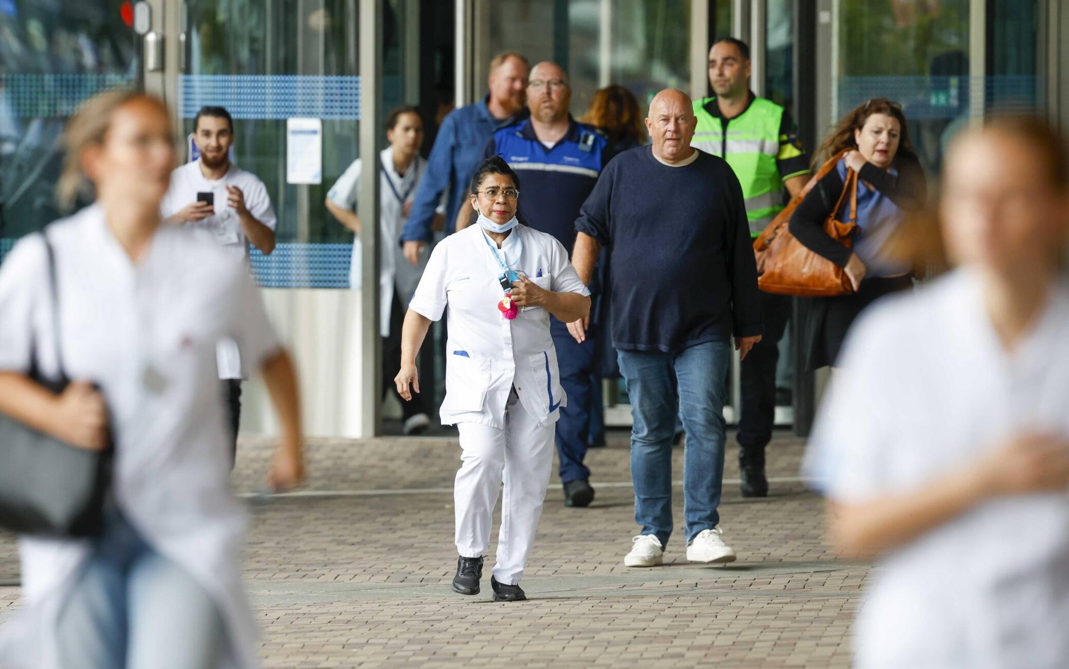 Persone in fuga dopo le sparatorie a Rotterdam