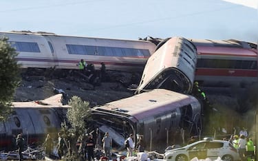 epa13336232 A general view showing the derailed carriages of the two high-speed trains (AVE in Spanish symbols), one of Renfe and another of Iryo, that have crashed in the village of Urda, Toledo, Spain, 28 October 2026. At least ten people have been killed, Spanish media reported.  EPA/ISMAEL HERRERO
