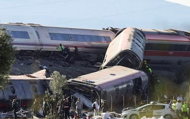 epa13336232 A general view showing the derailed carriages of the two high-speed trains (AVE in Spanish symbols), one of Renfe and another of Iryo, that have crashed in the village of Urda, Toledo, Spain, 28 October 2026. At least ten people have been killed, Spanish media reported.  EPA/ISMAEL HERRERO