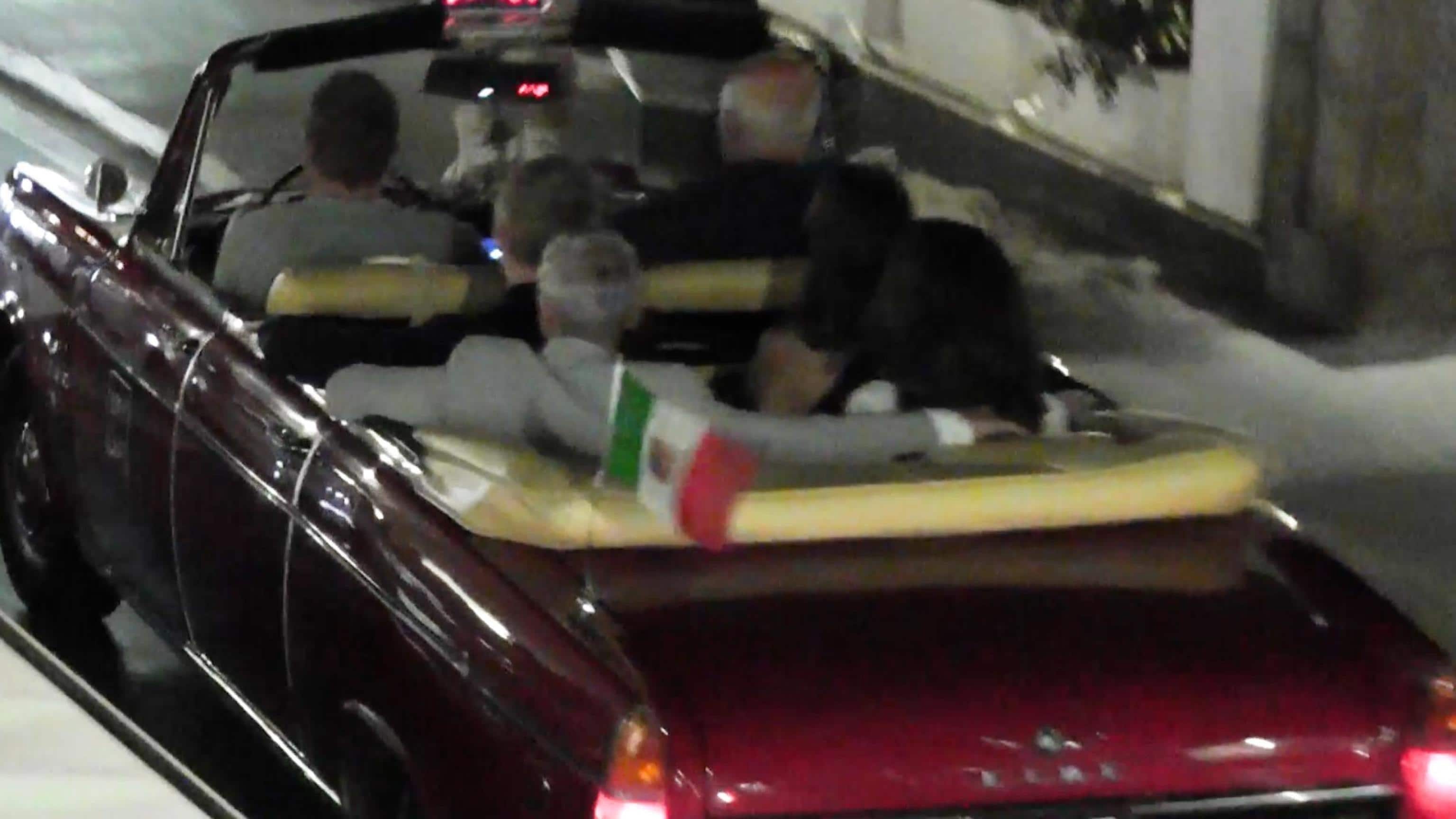 George Clooney e Amal per la prima volta in vacanza a Capri. La coppia super glamour è stata vista passeggiare sorridente lunedì sera nelle strade dell isola azzurra e poi salire su un celebre taxi rosso scoperto. ANSA