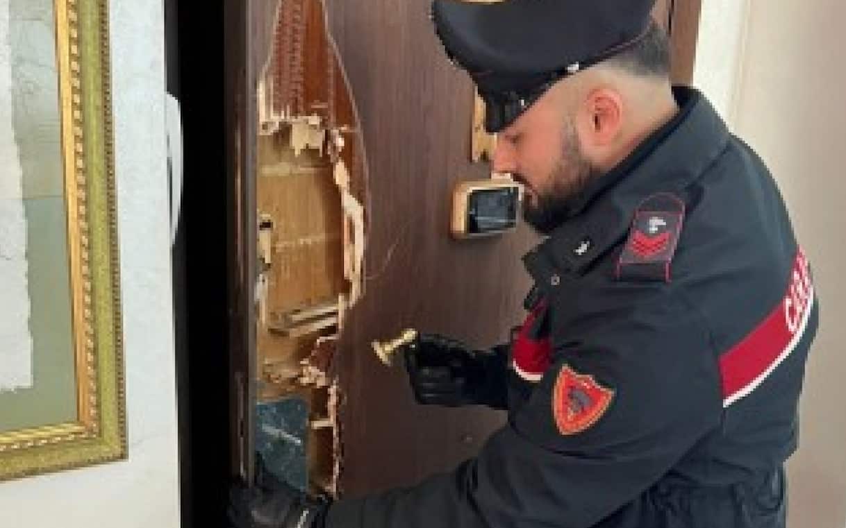 Roma, tenta di sfondare la porta di casa della ex con una mannaia: arrestato