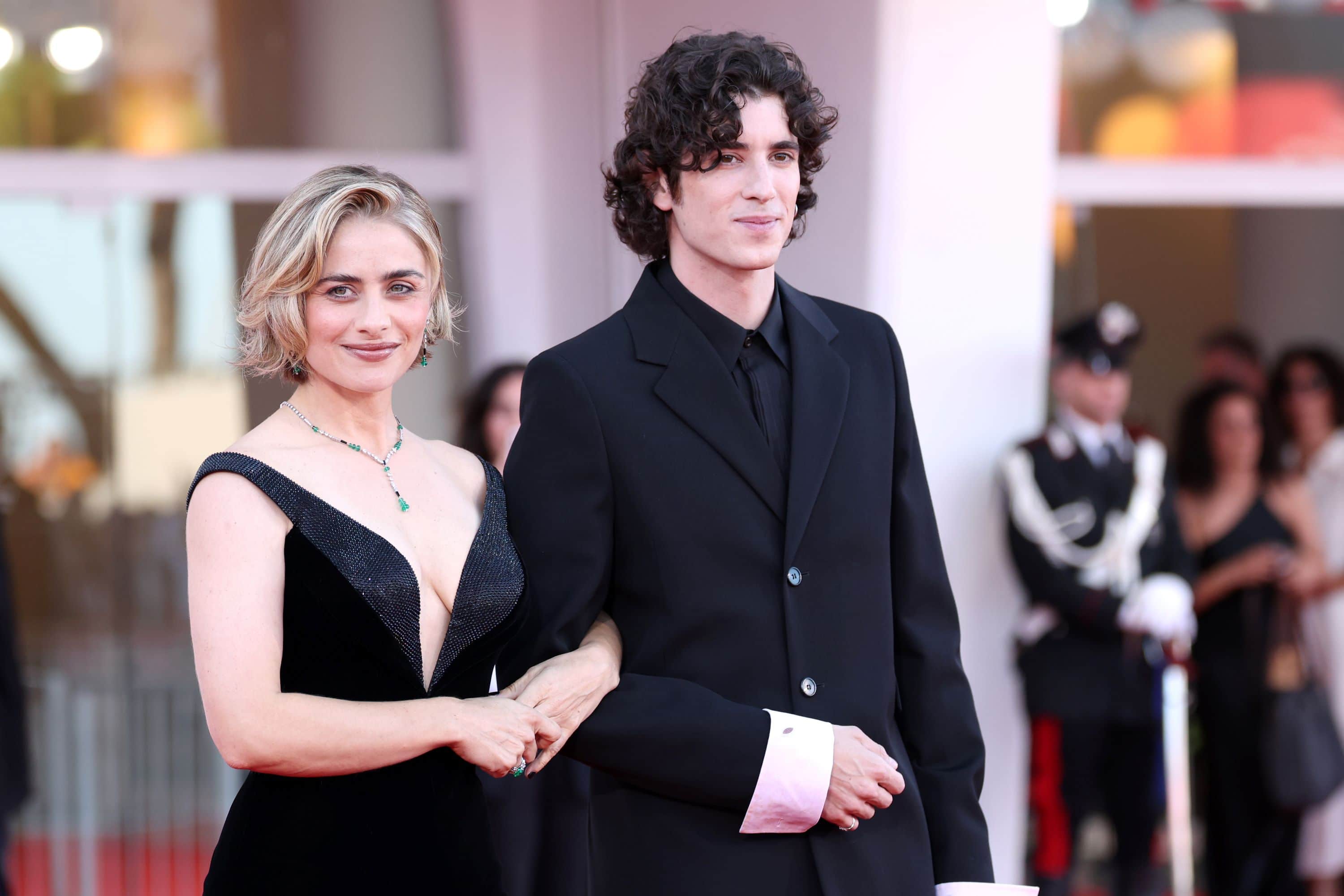 Greta Scarano e Nicolas Maupas posano insieme sul red carpet di chiusura di Venezia 83